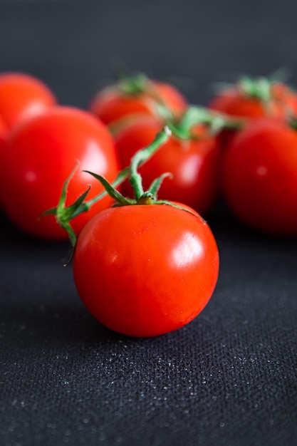 pomodoro verde ciliegia ramo vegetale fresco pasto sano cibo spuntino sul tavolo copia spazio cibo