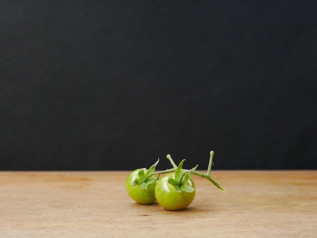 pomodoro verde su sfondo di legno
