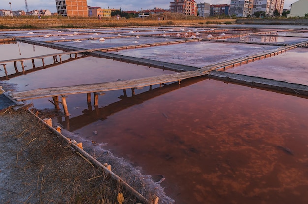 Pomorie Bulgaria 8 settembre 2020xASalt Museum Antica miniera di sale Piscine di sale rosa al tramonto Vista di uno stagno artificiale da cui viene estratto il sale