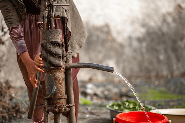 Pompa dell'acqua speciale L'acqua nei villaggi dell'Uzbekistan viene pompata