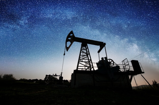 Pompa di olio sul campo petrolifero nella notte