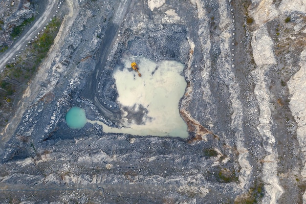 Pompare acqua da una cava allagando una cava vista dall'alto