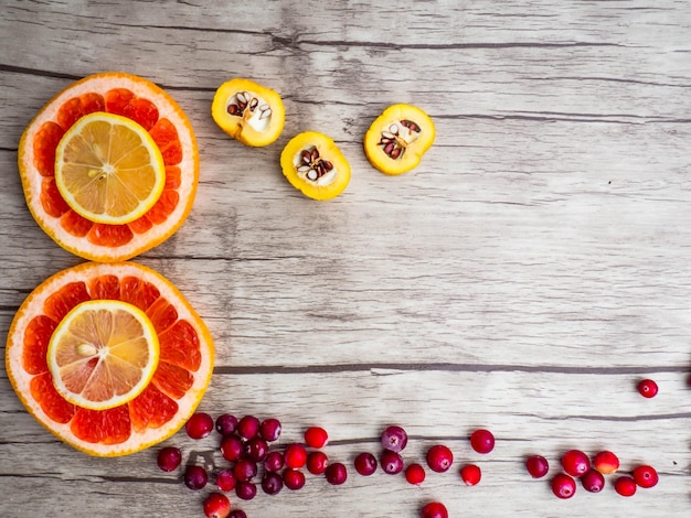 Pompelmi limone cydonia fette mirtilli rossi vista dall'alto Vitamine naturali e antiossidanti concetto di cibo
