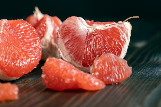 Pompelmo rosso maturo su un tagliere