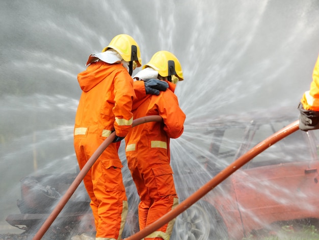 Pompiere che prepara l&#39;emergenza antincendio in azione