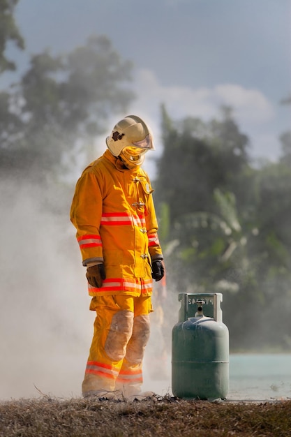 Pompiere con fuoco e tuta per proteggere i vigili del fuoco per addestrare i vigili del fuoco