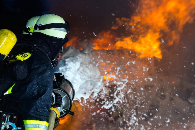 Pompiere, pompieri che estinguono un grande incendio