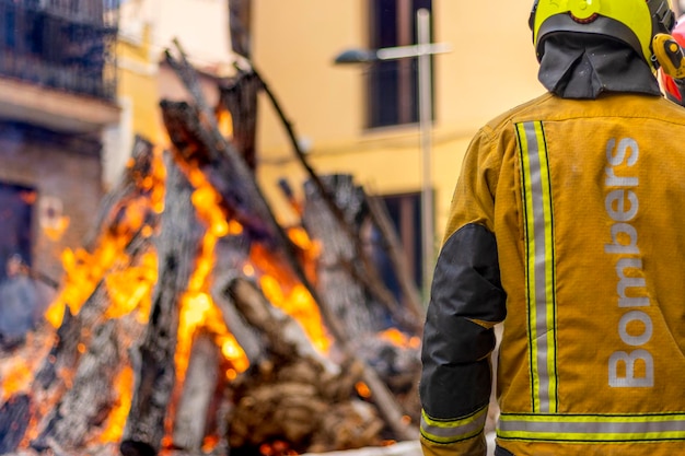 Pompiere spagnolo che cerca di spegnere le fiamme