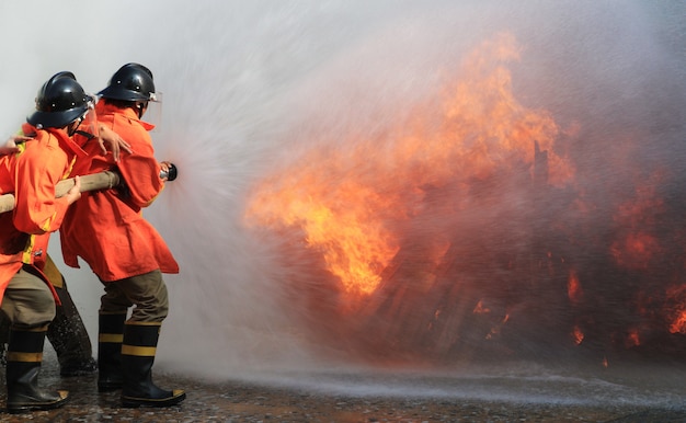 Pompieri che combattono il fuoco