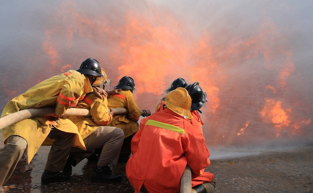 Pompieri che combattono il fuoco