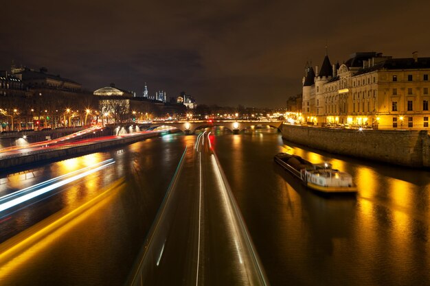 Pont au Change a Parigi di notte