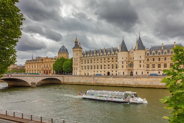 Pont au change sulla Senna Palais de Justice e la portineria di Parigi Francia