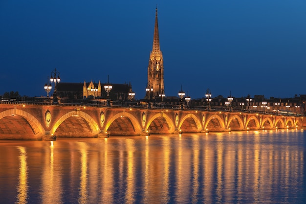 Pont de Pierre sul fiume Garonna a Bordeaux, in Francia