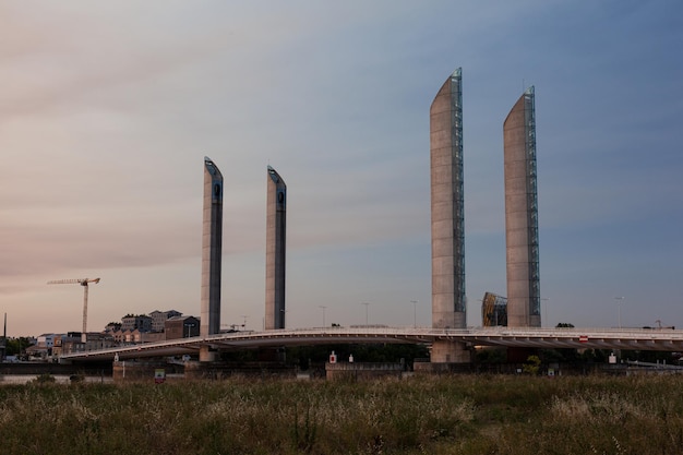 Pont Jacques ChabanDelmas al tramonto Il ponte di Bordeaux sul fiume Garonna più alto e lungo