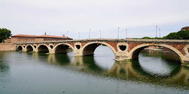 Pont Neuf a Tolosa in vista panoramica del nuovo ponte in mattoni in pietra rosa