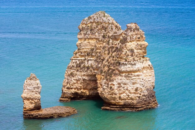 Ponta da Piedade (gruppo di formazioni rocciose lungo la costa della città di Lagos, Algarve, Portogallo).