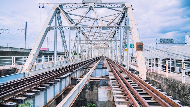 Ponte a cavalletto del treno sul fiume. il ponte ferroviario di ferro.