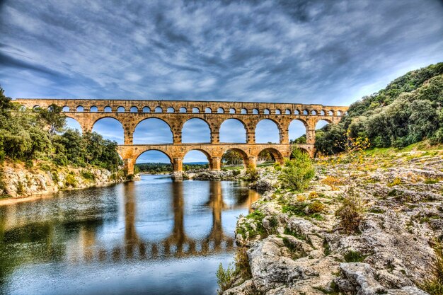 Ponte ad arco sul fiume contro il cielo