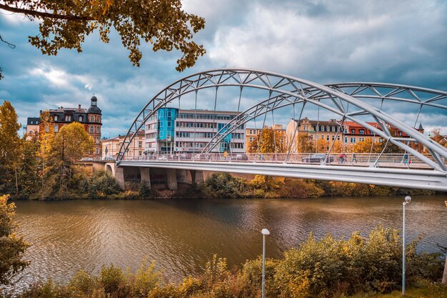 Ponte ad arco sul fiume contro il cielo