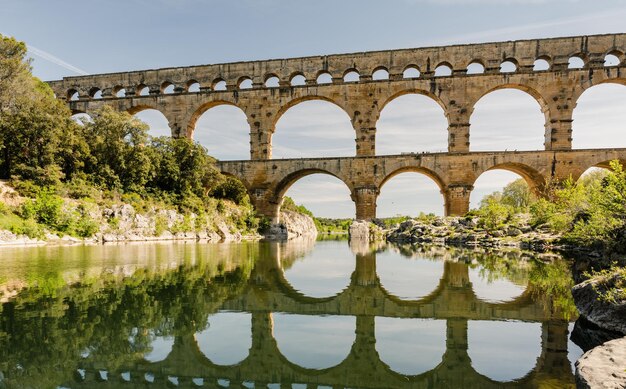 Ponte ad arco sul fiume