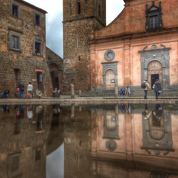 Ponte ad arco sull'acqua