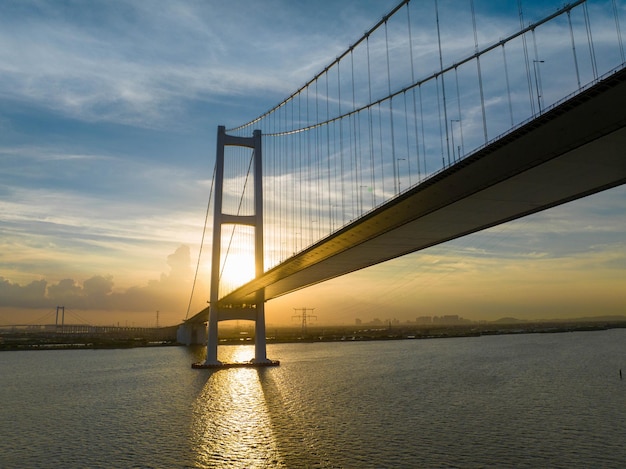 Ponte al tramonto e al tramonto