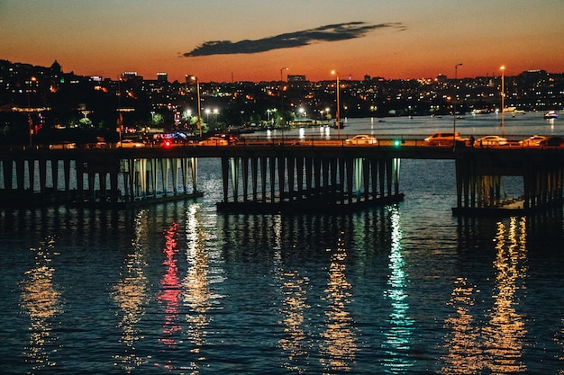 Ponte Ataturk sul Corno d'oro di notte