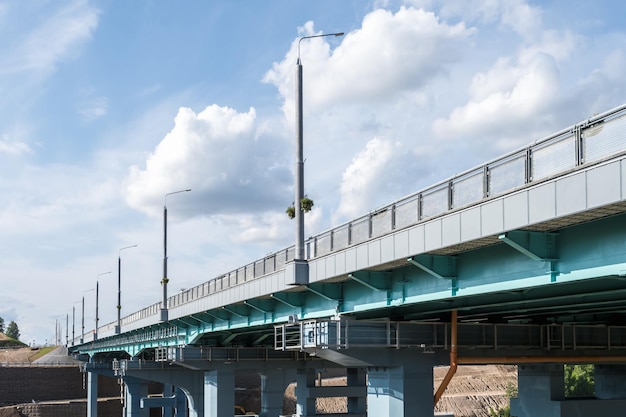 Ponte automobilistico attraverso l'ampio fiume