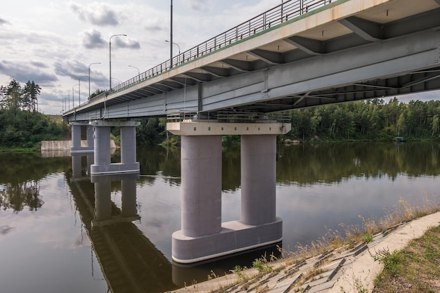 Ponte automobilistico attraverso l'ampio fiume