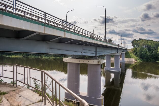 Ponte automobilistico attraverso l'ampio fiume