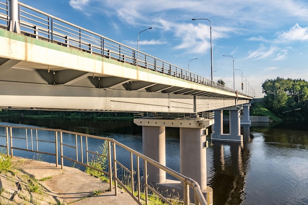 Ponte automobilistico attraverso l'ampio fiume