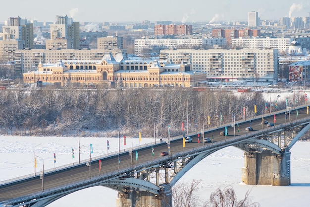 Ponte automobilistico sul fiume Nizhny Novgorod