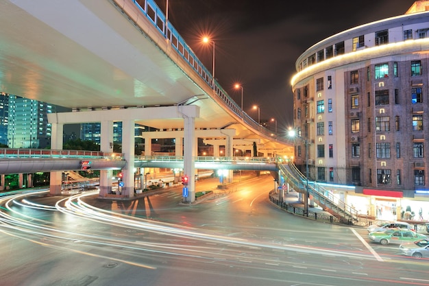 Ponte autostradale a Shanghai con traffico intenso di notte.