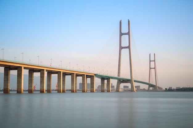 Ponte autostradale del fiume Jiujiang Yangtze al tramonto ponte strallatoChinaxA