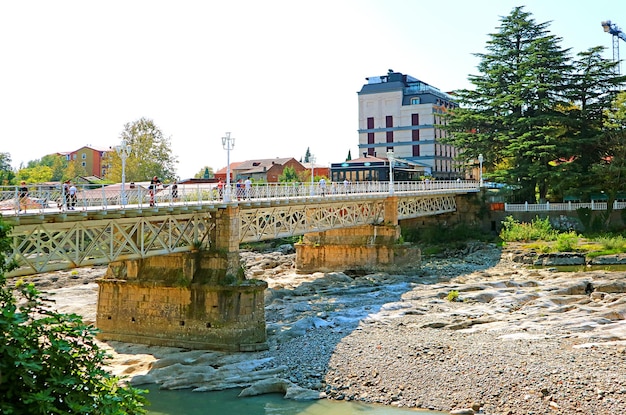 Ponte bianco sul fiume Rioni nella città di Kutaisi in Georgia