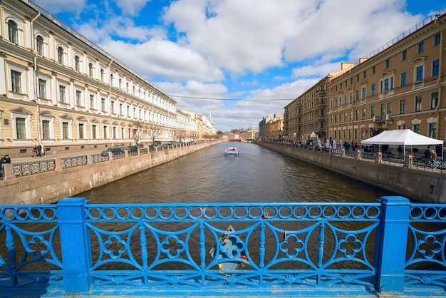 Ponte blu sul fiume Moika a San Pietroburgo, Russia.