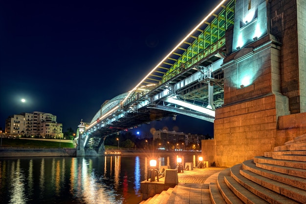 Ponte Bogdan Khmelnitsky di notte a Mosca