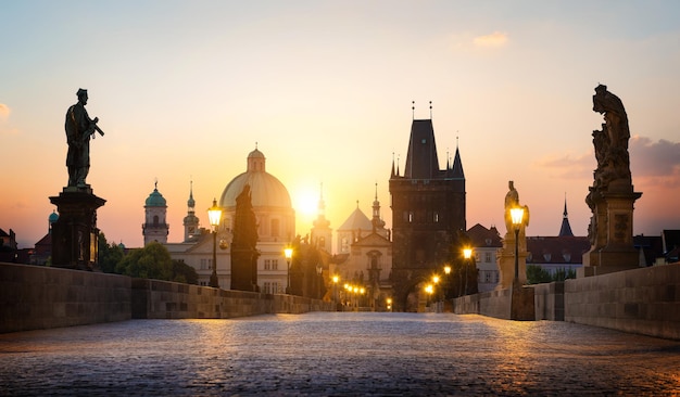 Ponte Carlo a Praga all'alba. Repubblica Ceca