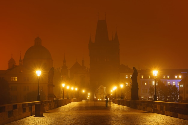 Ponte Carlo a Praga all'illuminazione notturna