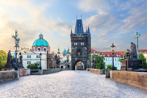 Ponte Carlo che porta alla Torre del Ponte della Città Vecchia e alla Chiesa di San Francesco d'Assisi Praga nessuna gente