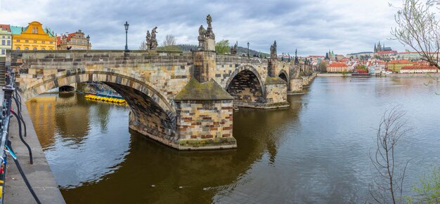 Ponte Carlo la mattina presto a Praga Repubblica Ceca