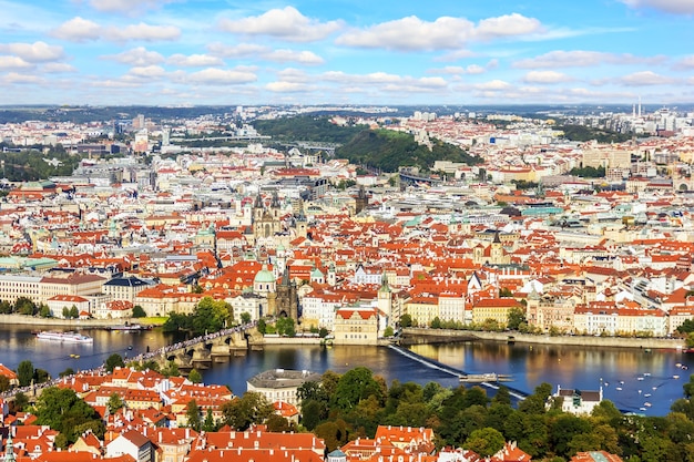 Ponte Carlo sul fiume Moldava e attrazioni della Città Vecchia di Praga, splendida vista.