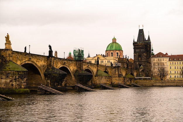 Ponte Carlo sul fiume Vltava a Praga, Repubblica Ceca al mattino