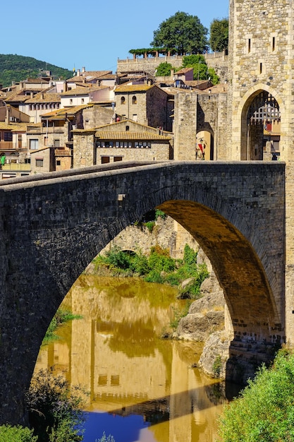 Ponte con arco in pietra e torre fortificata nella città medievale di Besalu Gerona Spagna