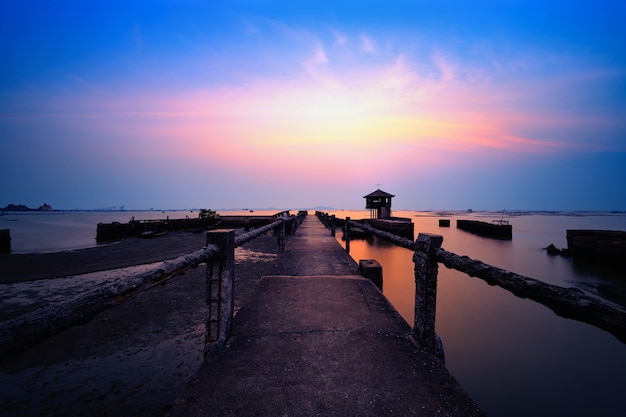 Ponte concreto al mare con la vecchia casa di legno a Pattaya, Tailandia