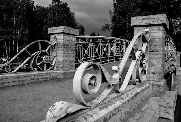 Ponte d'epoca nella foto in bianco e nero del parco