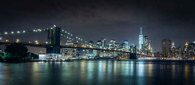 Ponte d'oro di notte