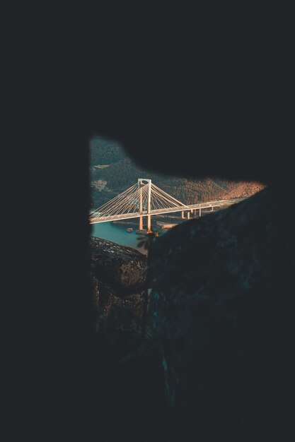 Ponte dalle rocce e dalle montagne