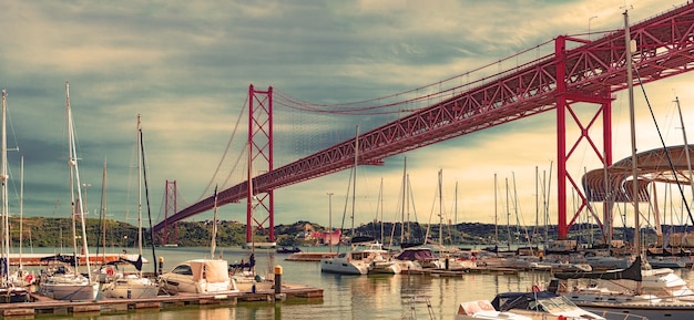 Ponte del 25 aprile a Lisbona. Paesaggio urbano di Lisbona e porto marittimo. Intrattenimento e svago in Portogallo.