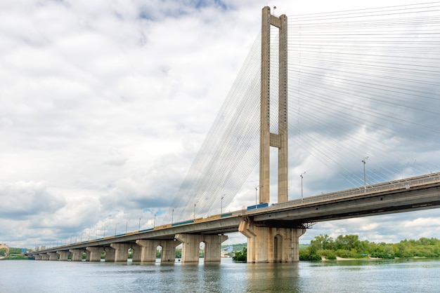 Ponte del cavo sul fiume. Ucraina, Kiev, Dnepr